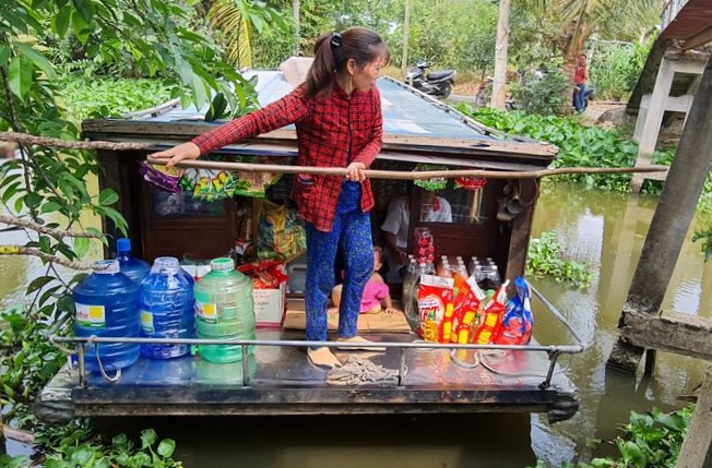 Khi co nguoi mua thi chu ghe hang dung lai tap vo bo. Anh: Nhat Ho