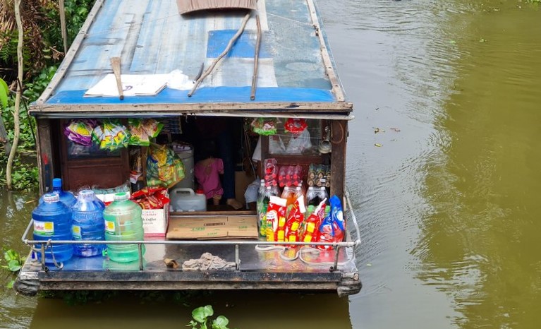 Những chiếc ghe hàng chở chợ đến tận nhà người dân mùa nước lên. Ảnh: Nhật Hồ