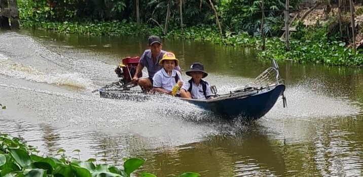 Mua nuoc len, duong giao thong nong thon nhieu noi bi ngap nuoc, sat lo, phu huynh dua con den truong bang nhung chiec vo lai the nay. Anh: Nhat Ho