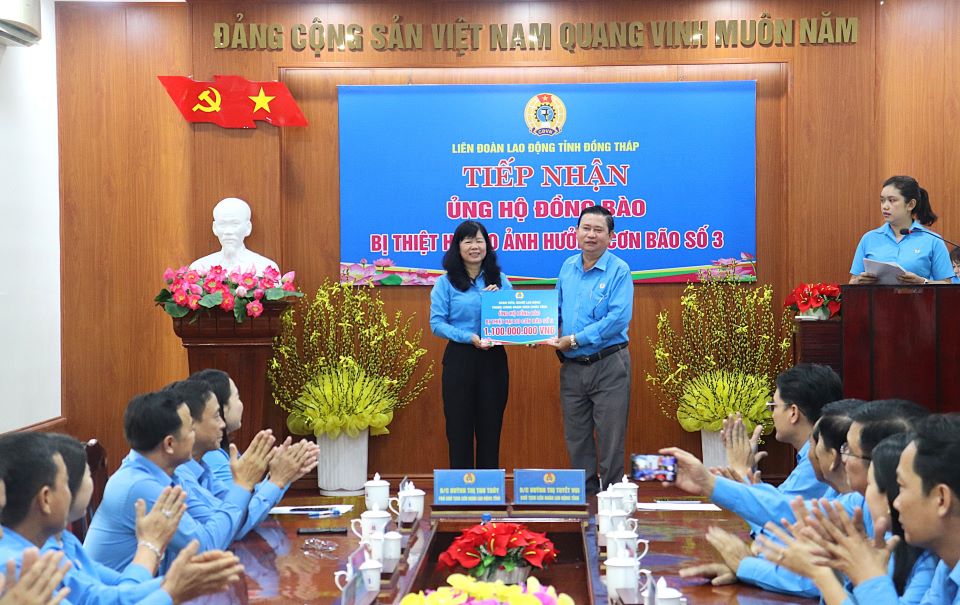 Chủ tịch LĐLĐ tỉnh Đồng Tháp Huỳnh Thị Tuyết Vui (bên trái) tiếp nhận 1,1 tỉ đồng do Công đoàn Viên chức tỉnh trao tặng ủng hộ đồng bào các tỉnh, thành miền Bắc bị thiệt hại do bão số 3 gây ra. Ảnh: Lưu Hùng 