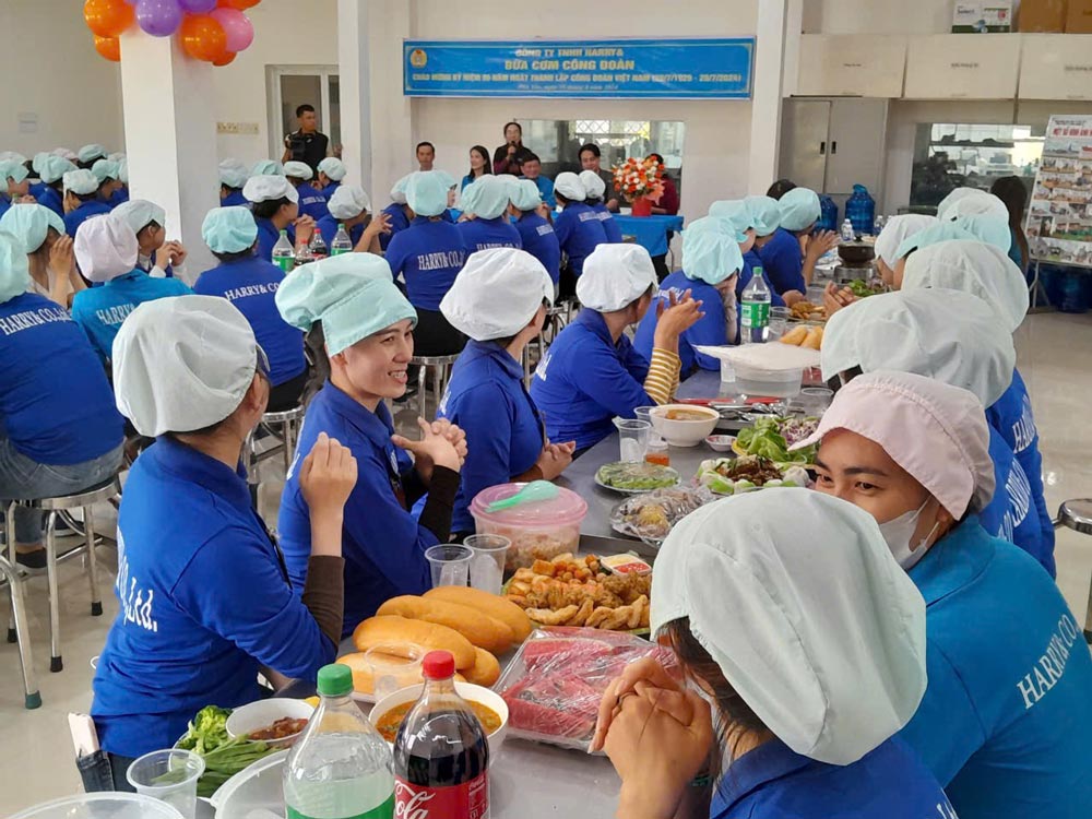 Bữa cơm Công đoàn được tổ chức tại Công ty TNHH Harry& (KCN Hòa Hiệp, thị Xã Đông Hòa, Phú Yên). Ảnh: Mạnh Tuấn