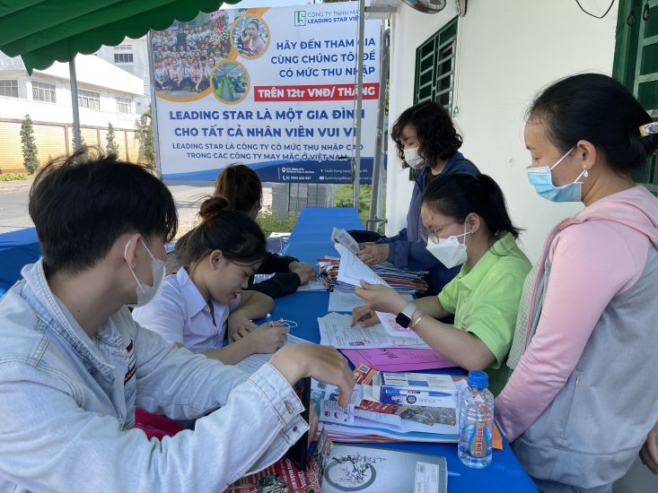 Người lao động luôn mong được điều chỉnh lương. Ảnh minh họa: Đình Trọng