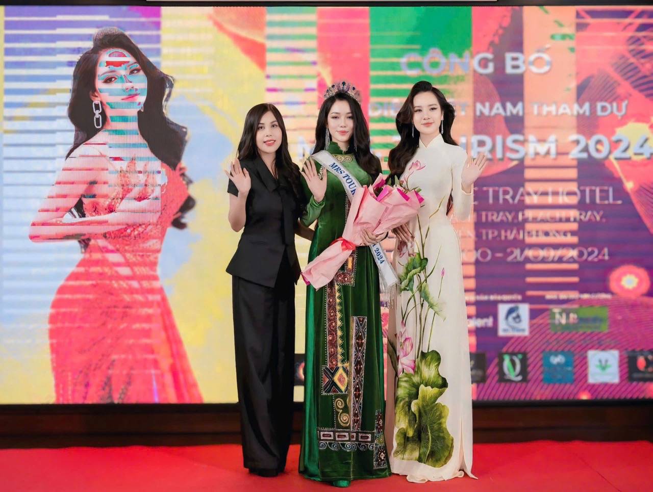 Ba Nguyen Nhu Quynh va A hau Du lich the gioi Huong Ly trao sash cho Nguyen Thi Tuyet Ngan tham du Mrs Tourism se len duong tham du cuoc thi tu ngay 26.9 den ngay 3.10 tai Thai Lan. Anh: NVCC