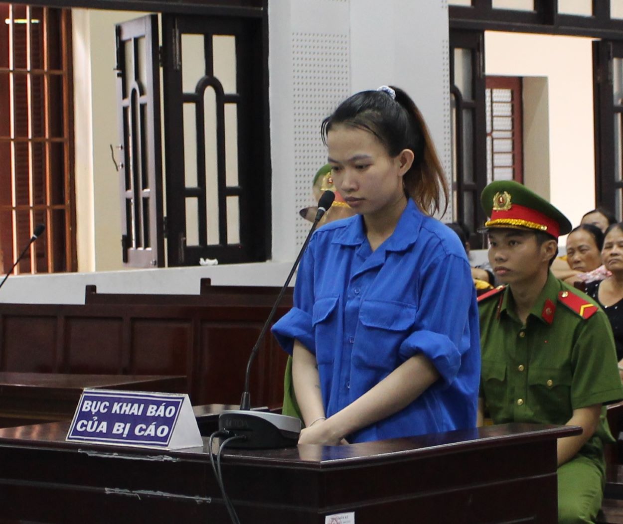 Bị cáo Ngô Thị Mỹ Yên lĩnh 12 năm tù vì tội mua bán người dưới 16 tuổi. Ảnh: Phương Anh