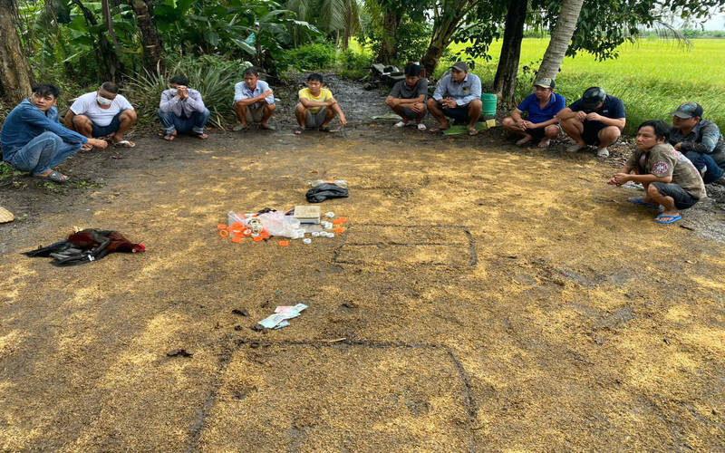 Eleven people detained for cockfighting in an empty field in the middle of a rice field. Photo: Police provided.