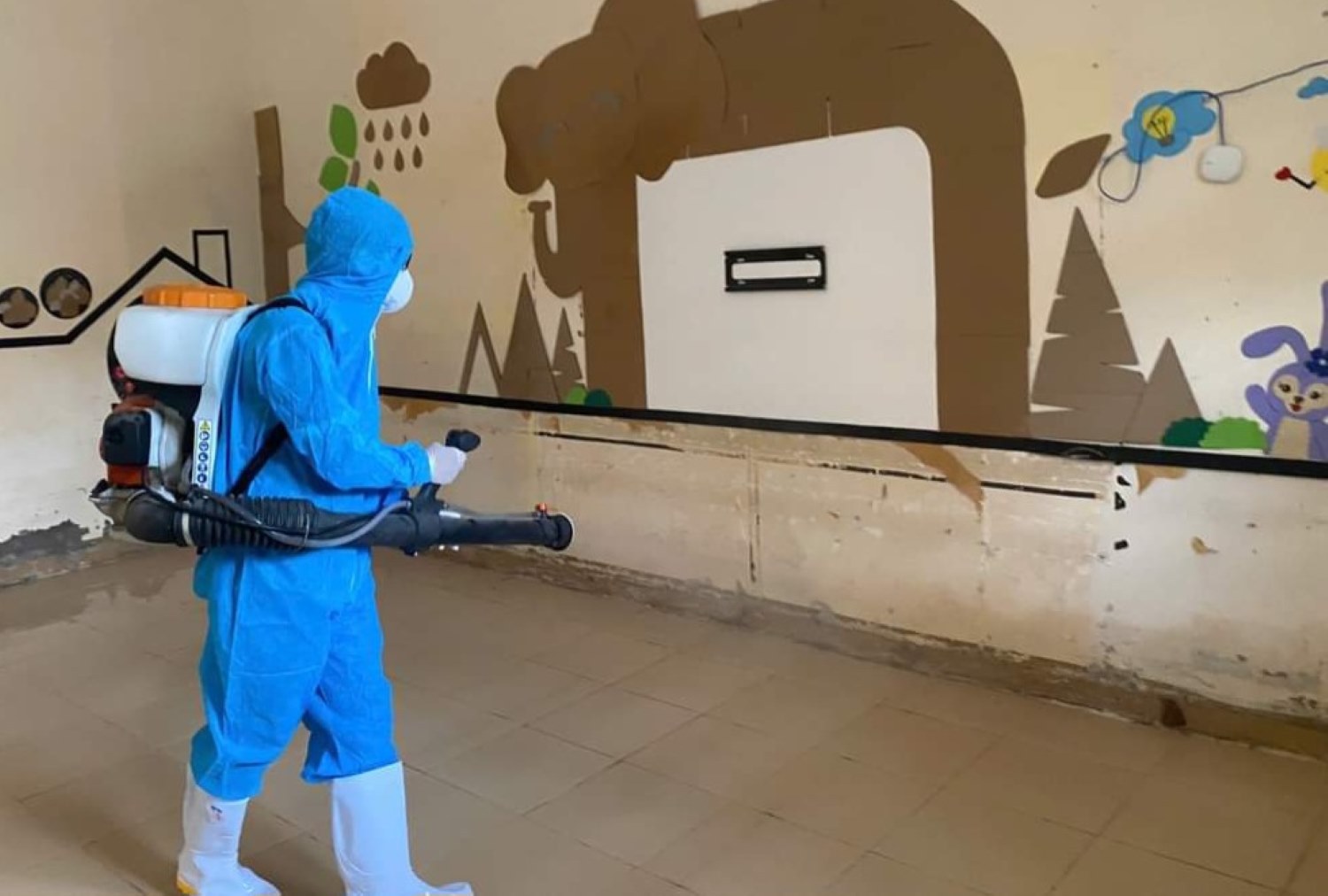 Các lực lượng chức năng phun khử khuẩn tại các trường học. Ảnh: Việt Bắc