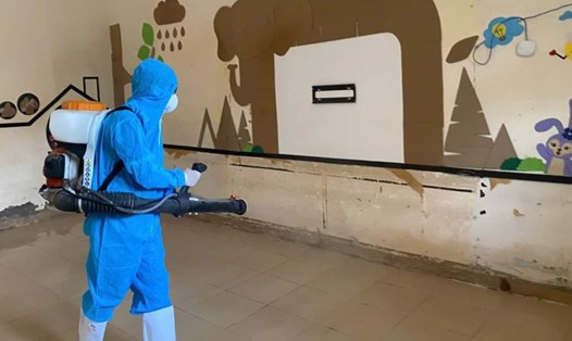 Các lực lượng chức năng phun khử khuẩn tại các trường học. Ảnh: Việt Bắc