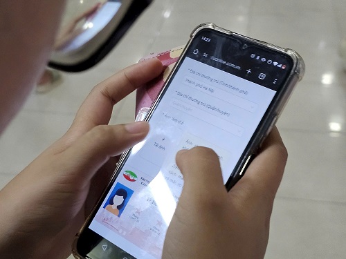 Nhiều người dân dùng vé tháng xe buýt là thẻ vé ảo. Ảnh: Tuấn Lương