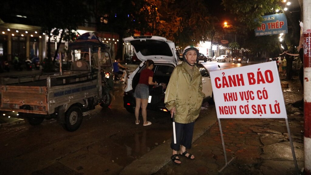 Di dời hàng trăm người dân trong đêm để tránh sạt lở. Ảnh: Đặng Tình.