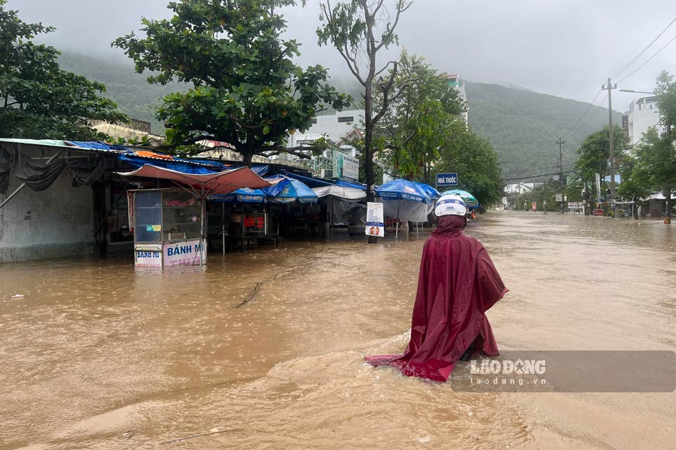 Phuong Ghenh Rang (TP Quy Nhon) bi nuoc lu vay quanh (chup ngay 20.11.2022). Anh: Hoai Luan