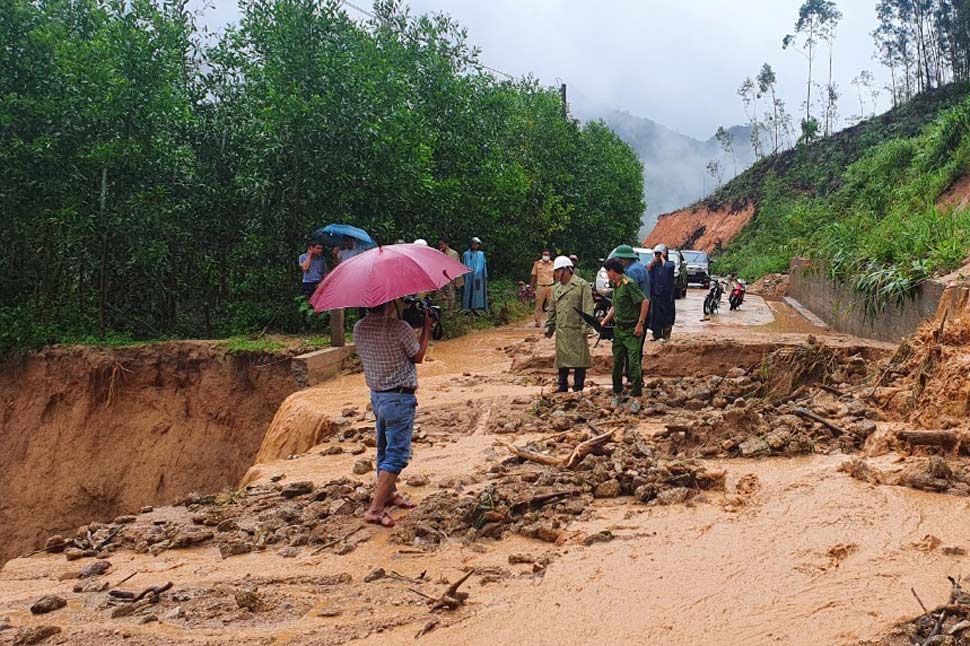 Ban Chi huy PCTT - TKCN va PTDS tinh Binh Dinh kiem tra diem sat lo suoi Tinh Cam (xa An Quang, huyen An Lao) cuoi nam 2022. Anh: Hoai Luan