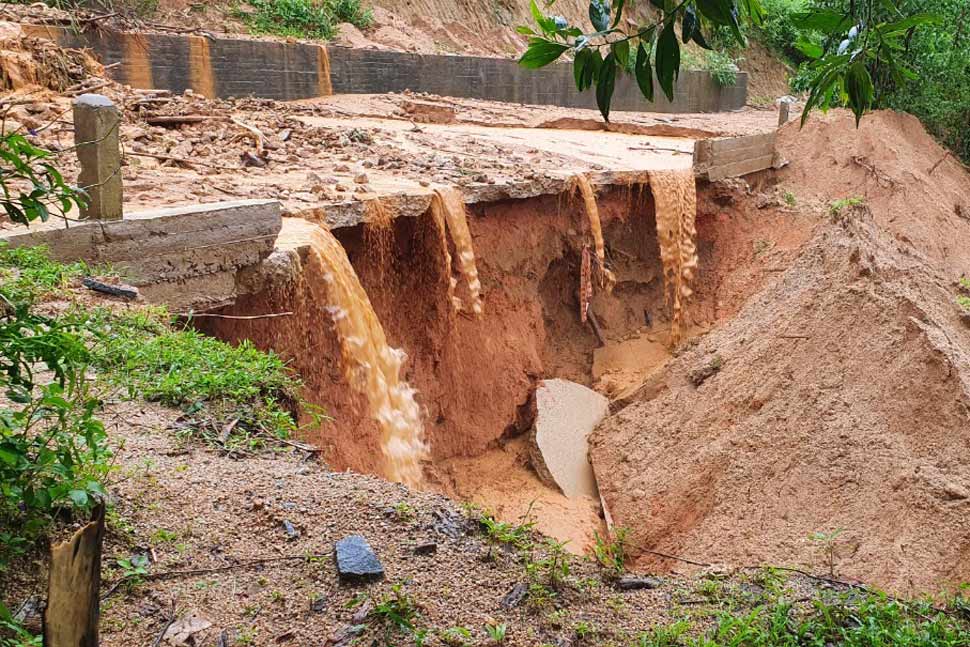 Sạt lở suối Tình Cảm, xã An Quang (huyện An Lão, Bình Định) thời điểm tháng 10.2022. Ảnh: Hoài Luân