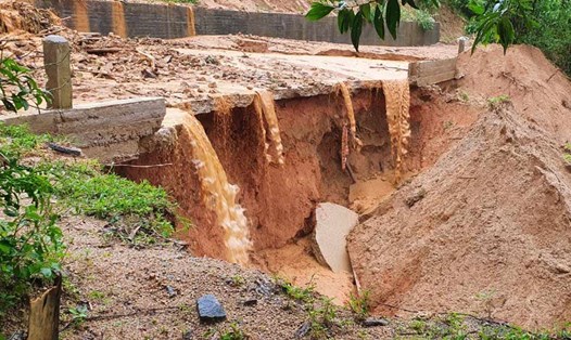 Sạt lở suối Tình Cảm, xã An Quang (huyện An Lão, Bình Định) thời điểm tháng 10.2022. Ảnh: Hoài Luân