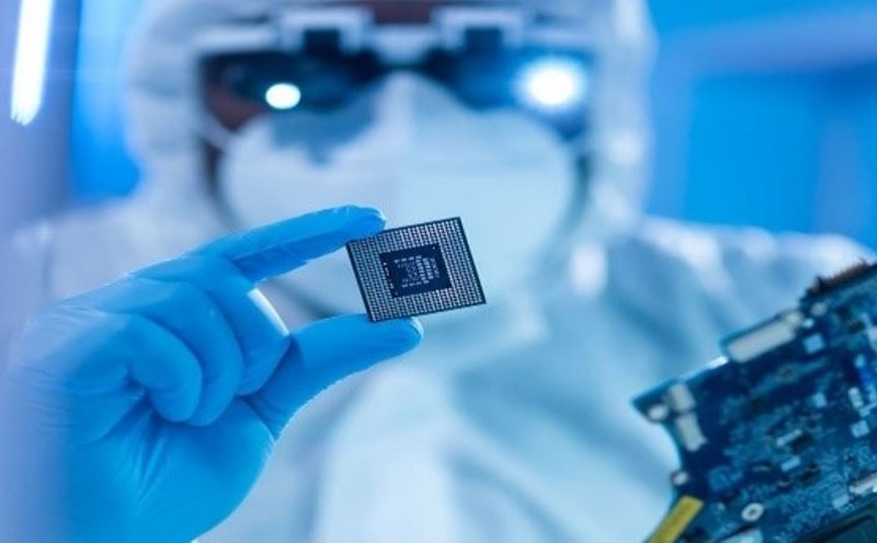 By 2030, Vietnam aims to train at least 50,000 workers with university degrees or higher to serve the semiconductor industry. Photo: Hoa Thanh