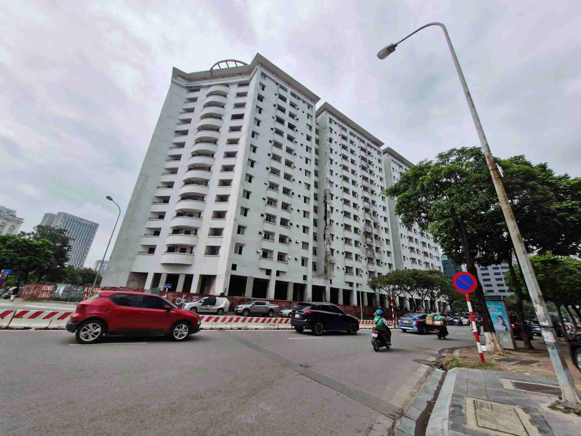 Khu tái định cư N01 - C17 nằm ngay tại ngã tư Trần Thái Tông - Duy Tân (Hà Nội) đến nay vẫn bỏ hoang. Ảnh: Lan Nhi