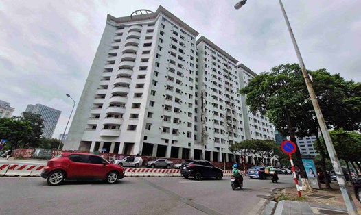 Khu tái định cư N01 - C17 nằm ngay tại ngã tư Trần Thái Tông - Duy Tân (Hà Nội) đến nay vẫn bỏ hoang. Ảnh: Lan Nhi