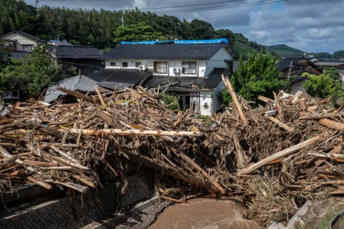 Nhung manh vo bi lu cuon troi chat dong ben mot ngoi nha ben song Tsukada o Wajima. Anh: AFP