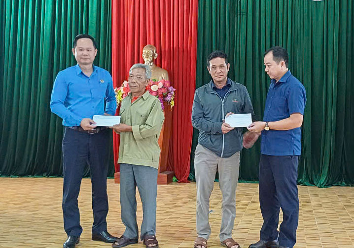 Lãnh đạo Cục Thủy sản và Nghiệp đoàn Nghề cá Việt Nam trao hỗ trợ cho ngư dân Nghệ An. Ảnh: Quang Đại