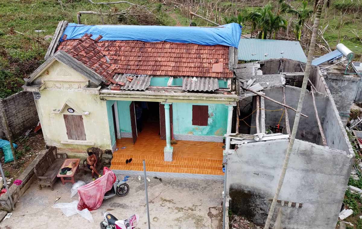 Một ngôi nhà ở xã Sông Khoai, TX Quảng Yên, tỉnh Quảng Ninh bị tốc mái. Ảnh: Đoàn Hưng