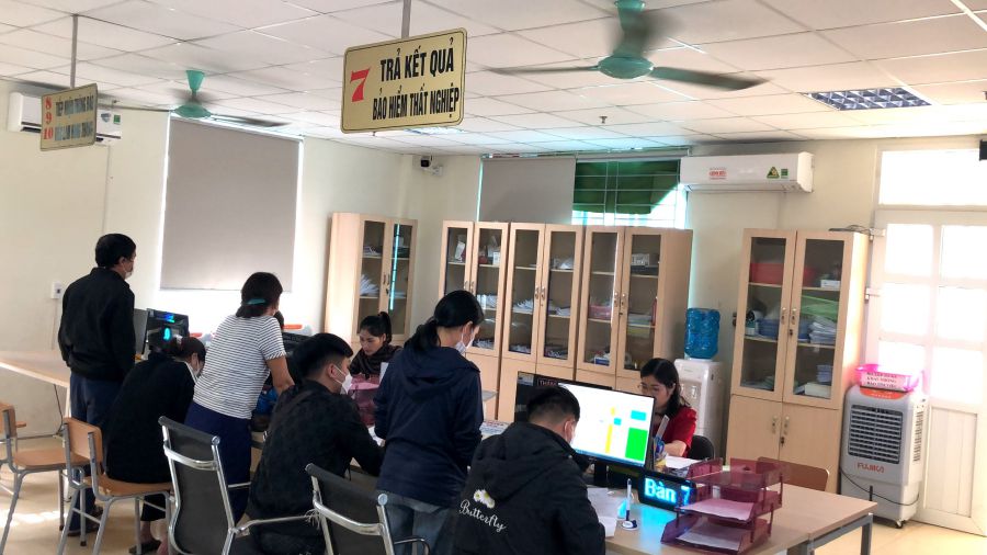 Người lao động trực tiếp nộp hồ sơ hưởng trợ cấp thất nghiệp tại một trung tâm dịch vụ việc làm. Ảnh: Bảo Hân