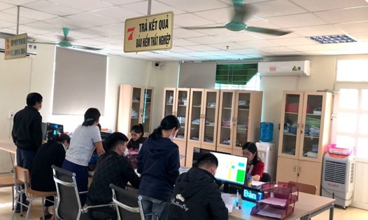 Người lao động trực tiếp nộp hồ sơ hưởng trợ cấp thất nghiệp tại một trung tâm dịch vụ việc làm. Ảnh: Bảo Hân