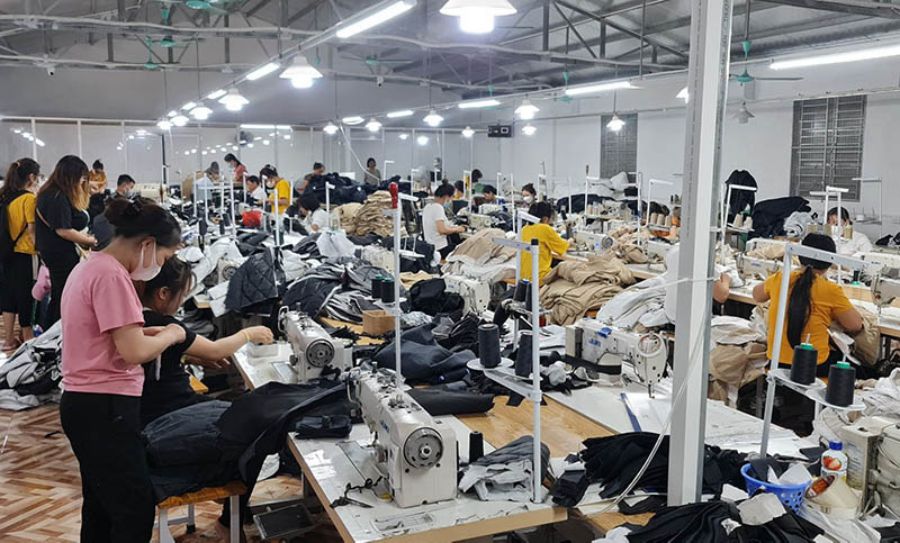 Mỗi tháng, doanh nghiệp của anh Tuấn cần bổ sung thêm 50 lao động để kịp sản xuất đơn hàng cuối năm. 
Ảnh: Mạnh Cường