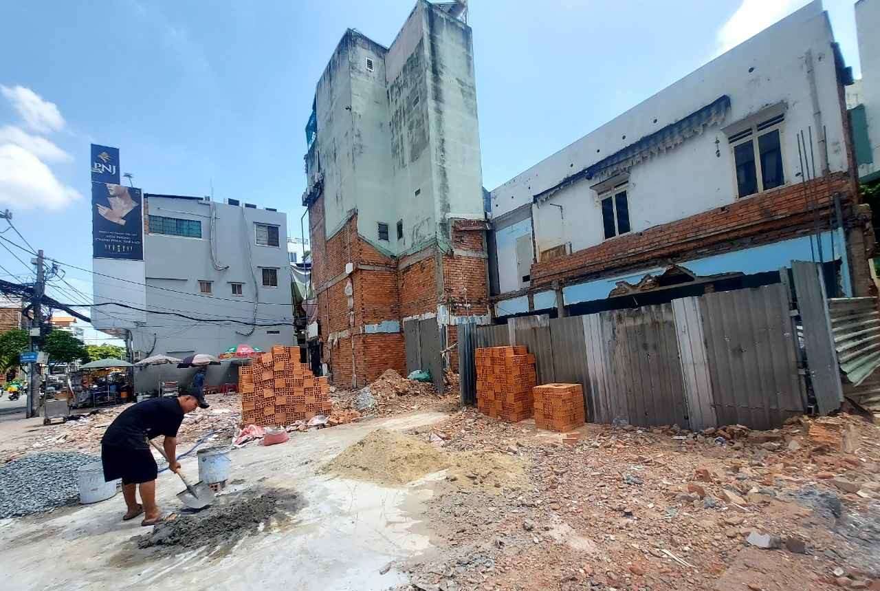 Người dân trên đường Cách Mạng Tháng 8 (Quận 3) sửa lại nhà sau khi giao mặt bằng làm Metro số 2. Ảnh: Minh Quân