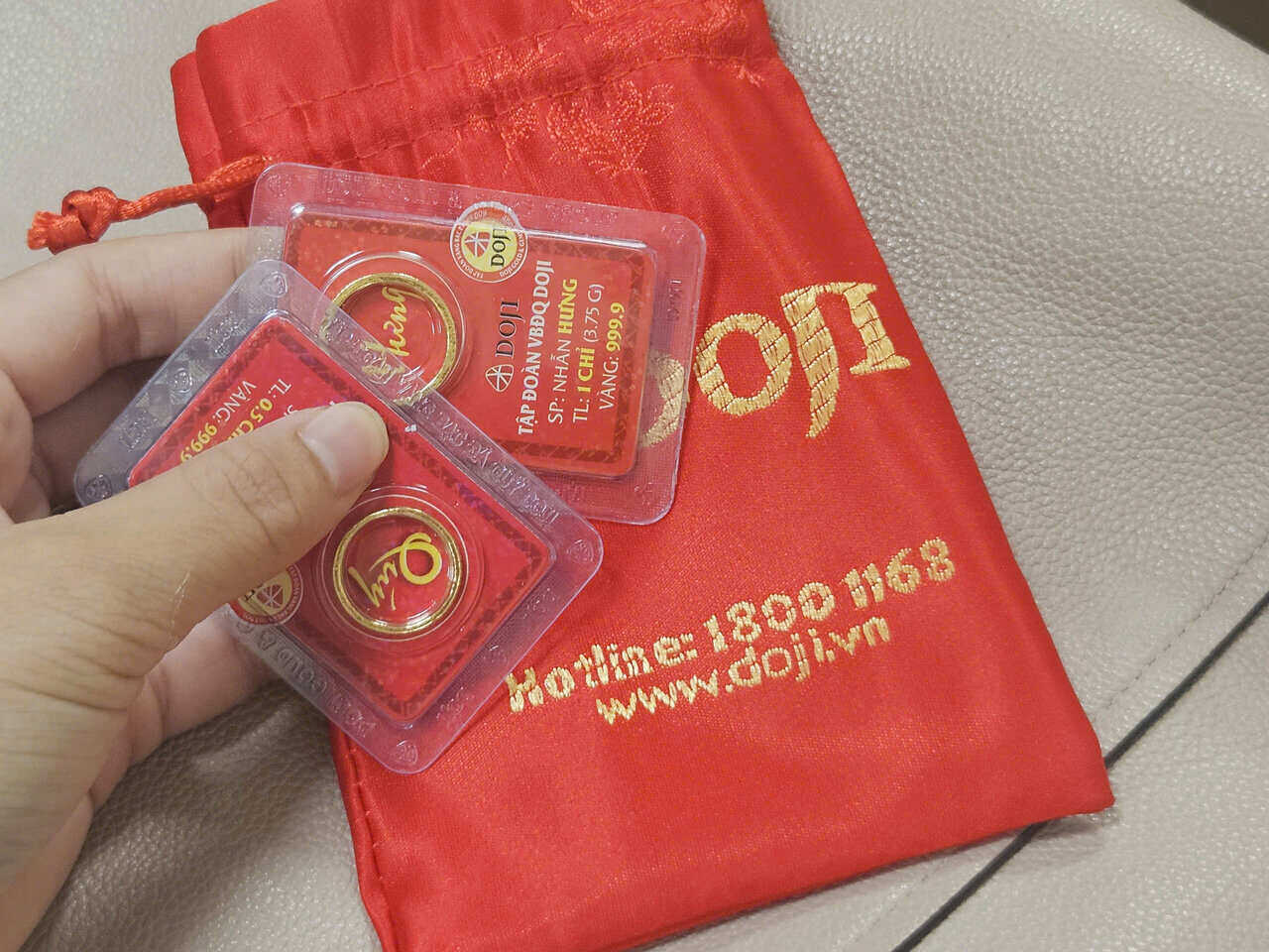 Nhiều người dân bán sang tay cho nhau để chốt lời vàng nhẫn. Ảnh: Viết Quý