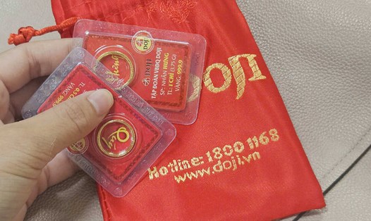 Nhiều người dân bán sang tay cho nhau để chốt lời vàng nhẫn. Ảnh: Viết Quý