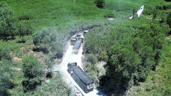 Nhiều tuyến đường bụi bay mù mịt ở Quảng Bình nguy cơ gây ô nhiễm. Ảnh: Công Sáng