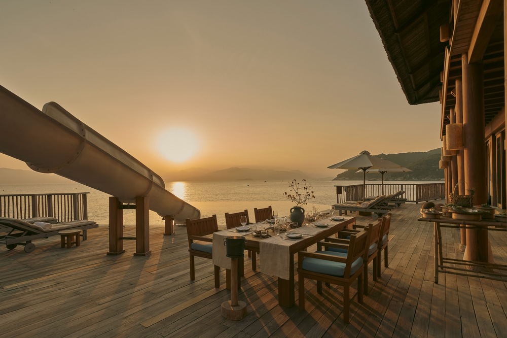 Six Senses Ninh Van Bay xuat sac dung dau hai hang muc giai thuong la “Khu nghi duong lang man hang dau chau A” va “Khu nghi duong danh cho tuan trang mat hang dau chau A“. Noi day noi tieng la lua chon hang dau cho nhung du khach muon tan huong su yen binh, yen tinh, rieng tu tuyet doi. 58 biet thu xay theo kien truc go truyen thong voi mai tranh, nam rai rac doc theo bai bien vua mang cam giac gian di, vua gan gui voi thien nhien. Doi lai, khach phai bo ra it nhat 12 trieu dong/dem de thue duoc biet thu tai day. 