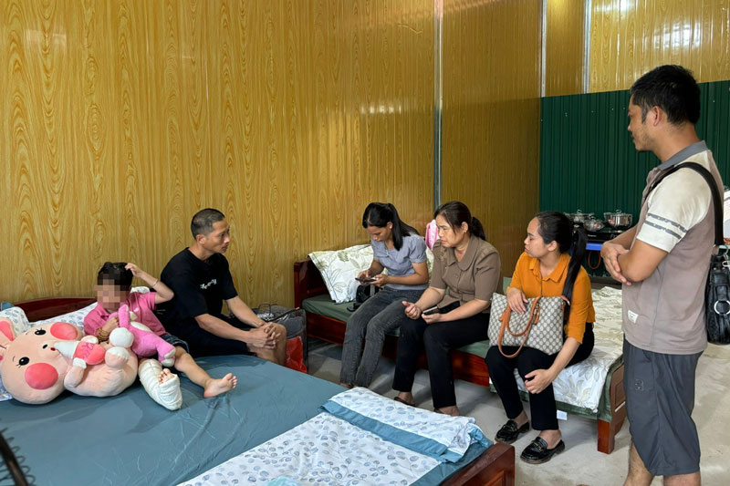 Chính quyền xã Phúc Khánh đến thăm hỏi, động viên người dân Làng Nủ trở về nhà và mong sớm ổn định cuộc sống. Ảnh: Thu Dịu
