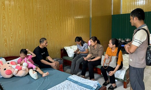 Chính quyền xã Phúc Khánh đến thăm hỏi, động viên người dân Làng Nủ trở về nhà và mong sớm ổn định cuộc sống. Ảnh: Thu Dịu