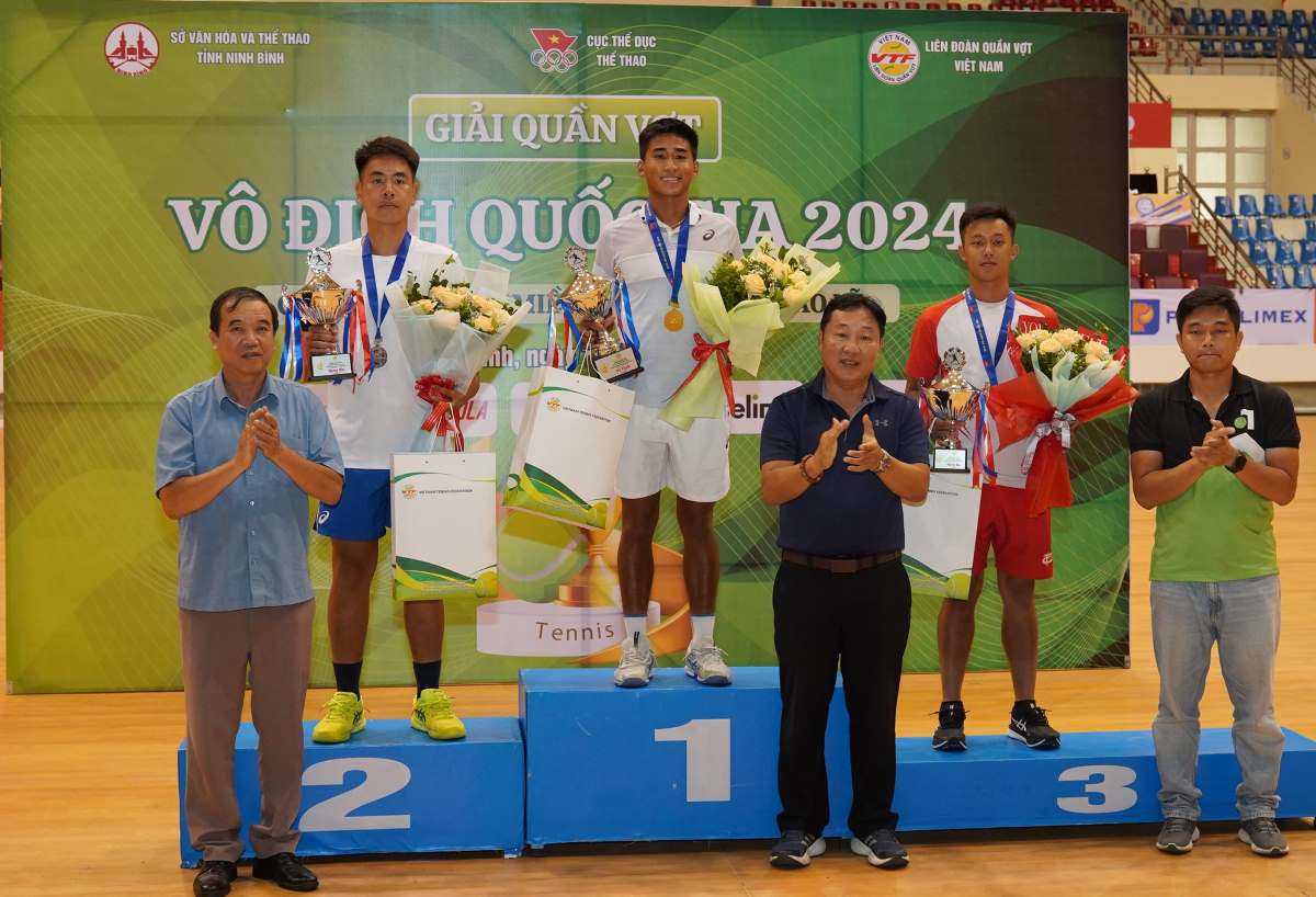 Tennis player Vu Ha Minh Duc (Hai Dang Club) successfully defended his men's singles championship at the 2024 National Tennis Championship. Photo: VTF