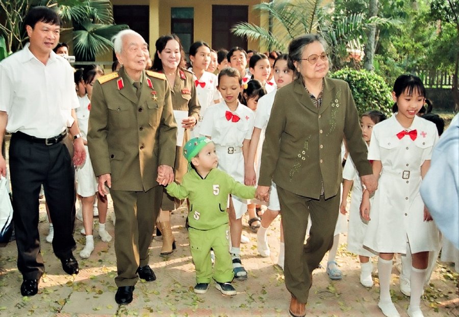 Dai tuong Vo Nguyen Giap va phu nhan Dang Bich Ha dong hanh cung nhau trong nhieu su kien. Trong anh, vo chong Dai tuong Vo Nguyen Giap den tham mot lop hoc tinh thuong tai Ha Noi. 