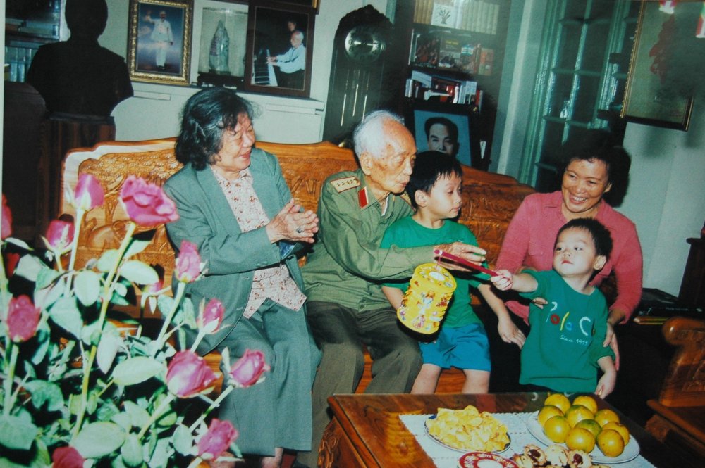 Buc anh ghi lai khoanh khac Dai tuong Vo Nguyen Giap va phu nhan cung vui Tet Trung thu ben con chau. 