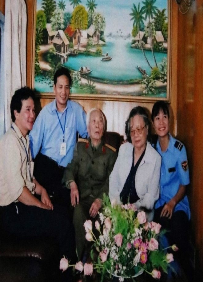 Dai tuong Vo Nguyen Giap va phu nhan Dang Bich Ha voi cac nhan vien duong sat tren chuyen tau ve que Quang Binh.