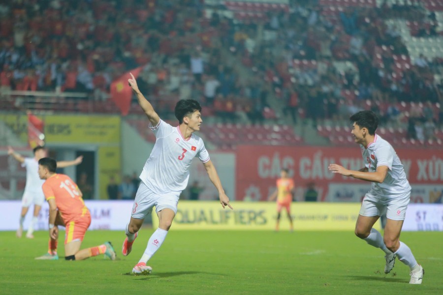 Ngay phut 7, Le Phat co duong tat vao kho chiu khien thu thanh cua U20 Bhutan phai bay nguoi can pha. Bong bat ra, Bao Long co mat de dut diem tu xa chinh xac, mang ve ban thang mo ti so cho U20 Viet Nam.