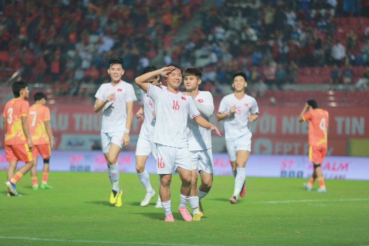 Chi 4 phut sau, Cong Phuong lai co cu tat nhu dat de Huu Tuan danh dau xe luoi doi thu, nang ti so len 4-0 cho U20 Viet Nam.