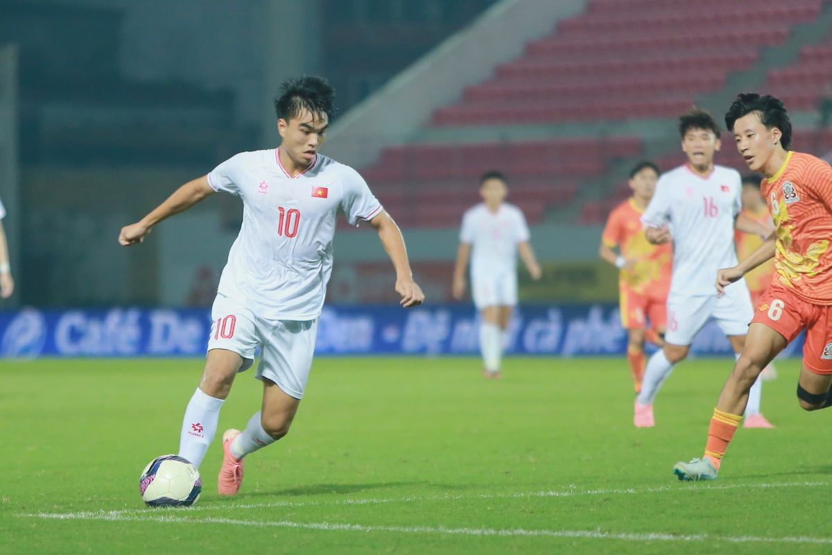 Phut 90, Nguyen Cong Phuong lai mot lan nua toa sang. Tien ve 18 tuoi co tinh huong dut diem tu ngoai vong cam vao goc cao khung thanh khien thu mon ben phia U20 Bhutan khong the can pha, an dinh chien thang 5-0 danh cho U20 Viet Nam.