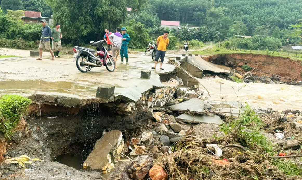 Mot cau tran tai huyen Quy Hop bi sat lo, thiet hai. Anh: Huy Nham