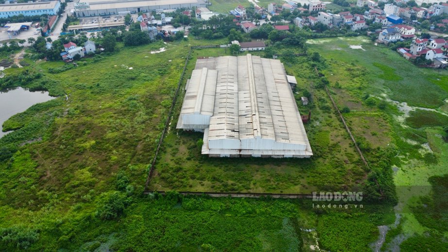 Bỏ hoang trên khu đất hàng chục ha sau cả thập kỉ, nhà máy ôtô Vinaxuki Thái Nguyên đang chờ được khai tử. Ảnh: Việt Bắc