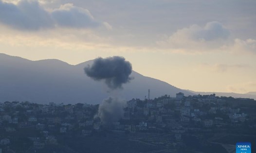 Khói bốc lên sau các cuộc không kích của Israel vào Marjeyoun, Lebanon, ngày 23.9.2024. Ảnh: Xinhua