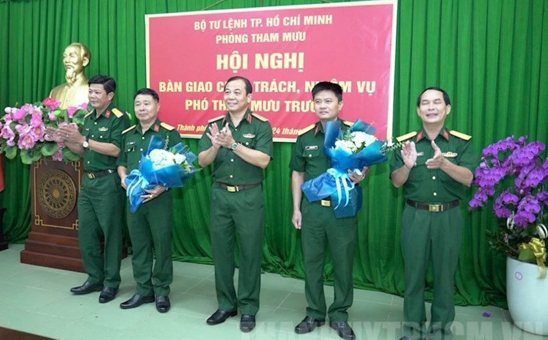 Leaders of the Ho Chi Minh City Command and its affiliated agencies presented flowers and took souvenir photos with the handover and handover personnel. Photo: Ho Chi Minh City Party Committee