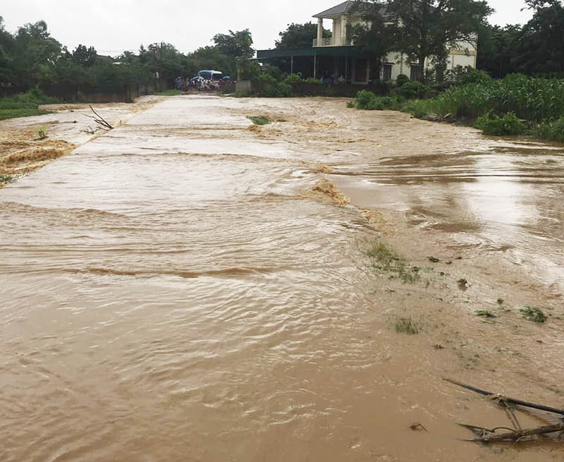 Cau tran ngap nuoc tai xa Minh Hop, di lai trong thoi diem mua to het suc nguy hiem. Anh: Quang Dai