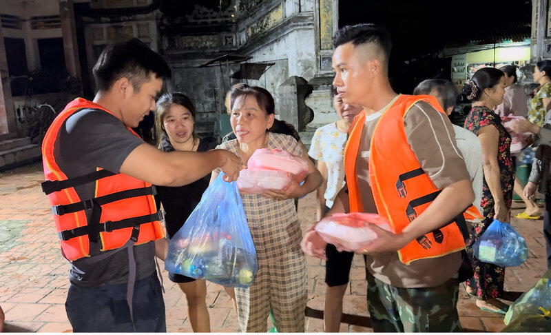 Nguoi dan vui mung khi nhan duoc nhung phan luong kho, nuoc uong dong chai va suat com mien phi. Anh: Hoang Loc