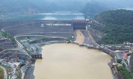 Thủy điện Hòa Bình đóng hết các cửa xả lũ. Ảnh: Minh Nguyên