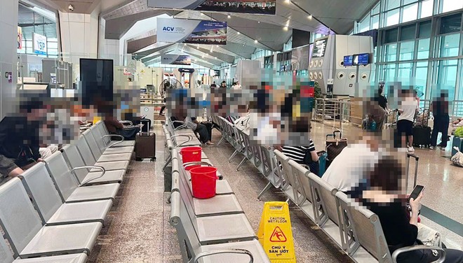 Vinh airport passenger terminal leaked rain on the afternoon of September 23. Photo: Ngoc Anh