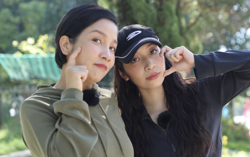 Diva Mỹ Linh và con gái (bên phải). Ảnh: NSX