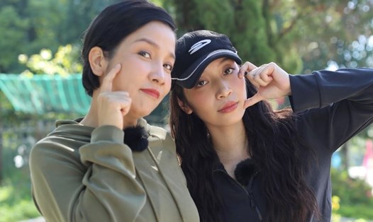 Diva Mỹ Linh và con gái (bên phải). Ảnh: NSX